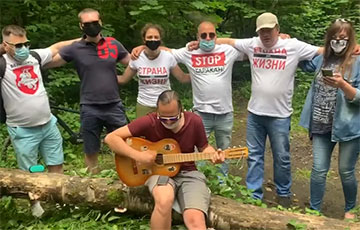 Видеофакт: «Партизаны» из белорусских лесов поют «Разбуры муры»
