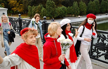 В Минске по проспекту Независимости гуляют тысячи женщин