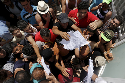 Полиция греческого острова Кос успокоила толпу мигрантов огнетушителями