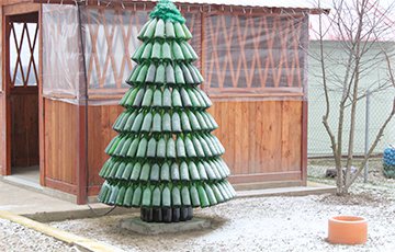 Фотофакт: Жители деревни Елка смастерили новогоднюю ель из бутылок