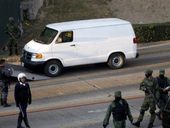 В грузовиках на западе Мексики обнаружили 26 трупов