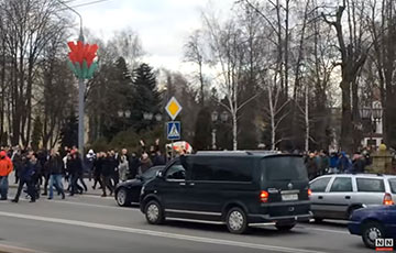Видеофакт: Гродненские автомобилисты приветствуют протестующих