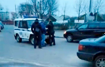 Видеофакт: Трое гомельчан перекрыли дорогу милицейскому «бобику»