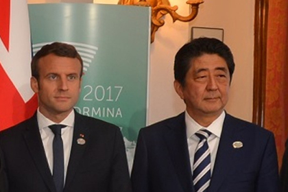Премьер-министр Японии и президент Франции обсудили сотрудничество с Россией