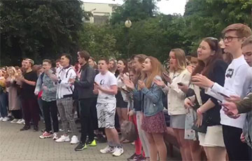 Видеофакт: Студенты БГУ поют песни у стен университета