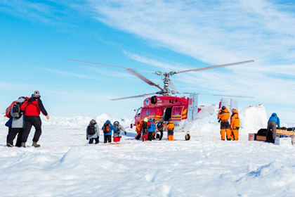 С российского судна в Антарктике забрали первых 12 человек
