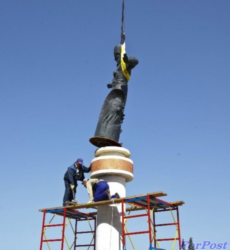 Оккупанты снесли памятник Сагайдачному в Крыму