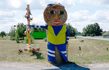 Фотофакт: На дорогах Беларуси стоят гаишники из соломы
