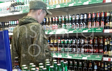 Фотофакт: Российские солдаты выбирают алкоголь в могилевском магазине