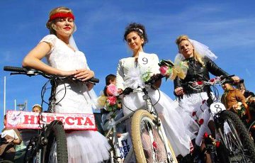 Девушки в свадебных нарядах проедут на велосипедах по Пинску