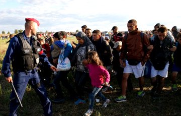 На границе Венгрии тысяча беженцев прорвала цепь полиции
