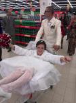 Борисовчанин прокатил свою невесту по «Короне» в тележке