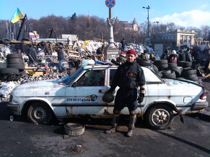 Фотофакт: Белорус охраняет Майдан в Киеве