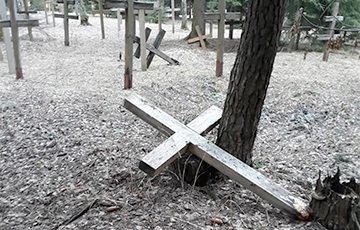 В Куропатах неизвестные валят кресты
