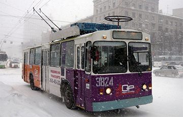 В Минске из-за ветра едва не перевернулся троллейбус