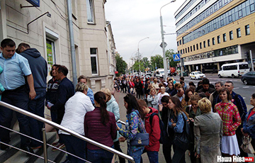 Фотофакт: Более сотни минчан стоит в очереди за дешевыми билетами за границу