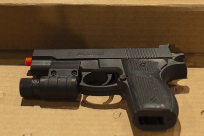 В США полицейский ранил чернокожего подростка с игрушечным пистолетом