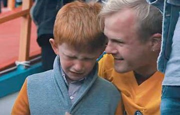 Мальчику, заплакавшему после поражения БАТЭ, устроят встречу в футболистами