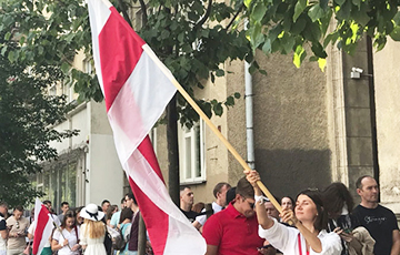 В Вильнюсе скандируют «Уходи!» под белорусским посольством
