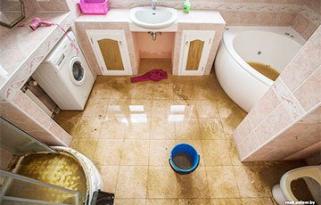 Элитную квартиру в центре Минска затопило фекалиями