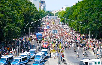 Десятки тысяч демонстрантов выступили в Берлине против правых популистов