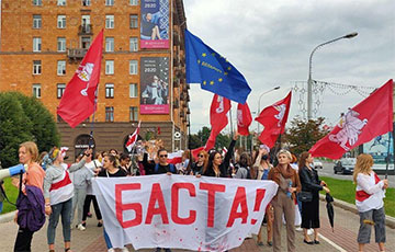 Многотысячная колонна женщин начала марш от Комаровского рынка в сторону площади Победы