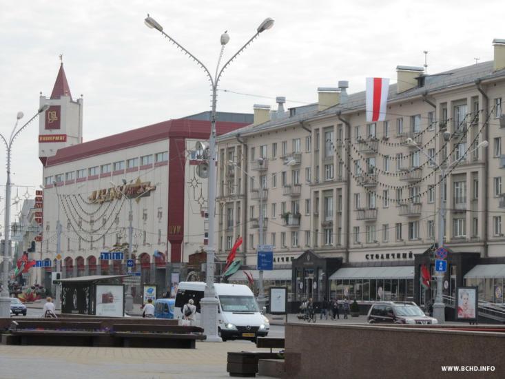В центре Минска вывесили 4-метровый бело-красно-белый флаг