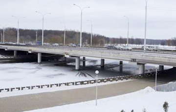 В Минске бетонный мост укрепили деревянными конструкциями