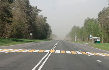 В Беларуси пыльные бури заносят дороги