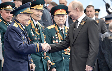 Путин боится заразиться от ветеранов