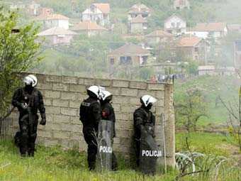 В столкновениях с косовскими сербами пострадали десять полицейских