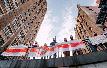 Белорусы стали в цепь солидарности в Нью-Йорке: мощные фото