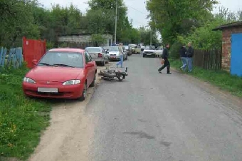 Мотоциклист в Минске не остановился на красный свет и въехал в автомобиль