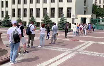 Белорусы выстроились в огромную очередь возле ЦИК в поддержку Виктора Бабарико