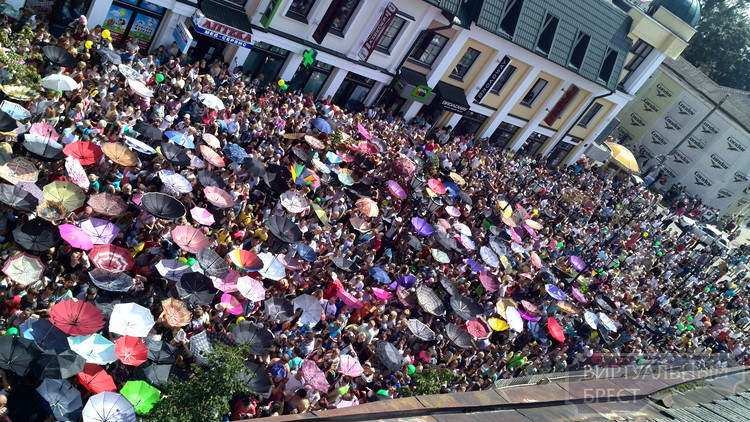 Пять тысяч брестчан вышли в центр города за «халявными» конфетами