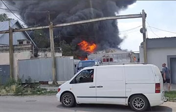 В Херсоне внезапно вспыхнули склады московитских оккупантов: дым видно за километры