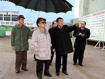 Ким Чен Ир побывал на заводе в Пхеньяне