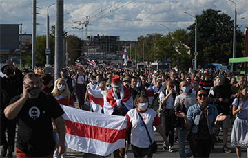 Тысячи протестующих идут к изолятору в Гродно