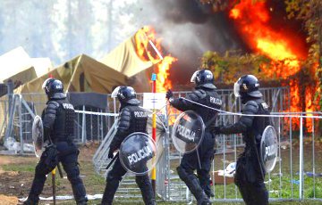 Мигранты в Словении подожгли палаточный лагерь