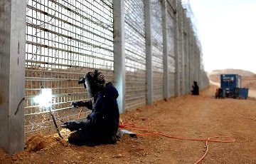 Венгрия начала строить забор на границе с Словенией