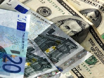 Белорусский рубль на биржевых торгах изменил позиции к доллару и евро, сохранив к российскому рублю