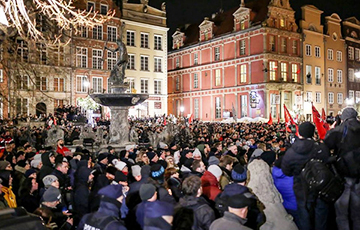 Почтить память мэра Гданьска вышли тысячи поляков