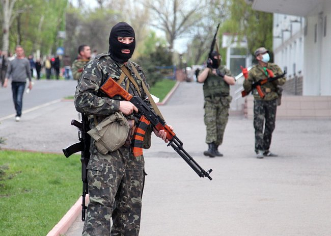 Фотофакт: Сепаратисты в Луганске вооружены автоматами и гранатометами