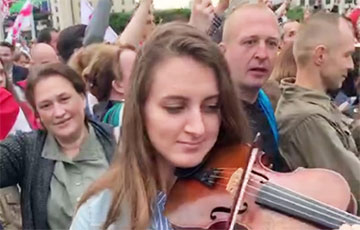 Арт-протест: белоруска играет на скрипке во время митинга на площади Независимости