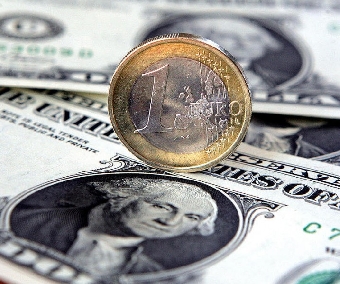 Курс белорусского рубля к доллару остался на уровне Br8450 за $1
