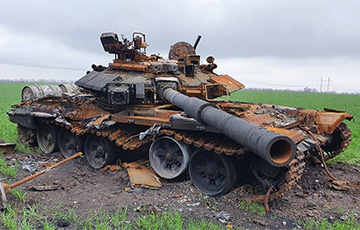 Минобороны Украины показало уничтоженный танк московитов под Херсоном