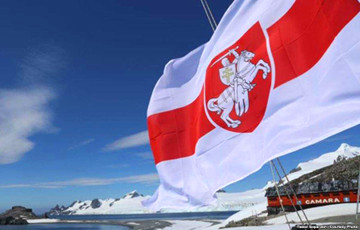 Бизнесмен поднял бело-красно-белый флаг в Антарктиде