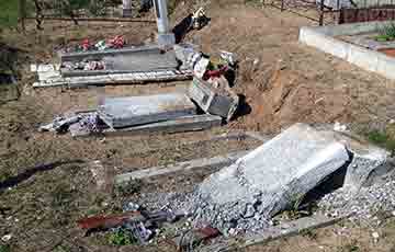 В Поставском районе разрушили памятники на католическом кладбище