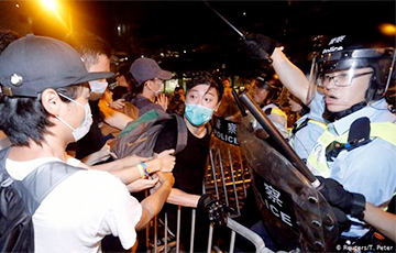 «Революция зонтиков» в Гонконге: протестующие штурмовали парламент