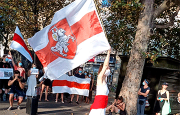 Белорусы Франции собрались сегодня на срочный митинг в поддержку своих соотечественников